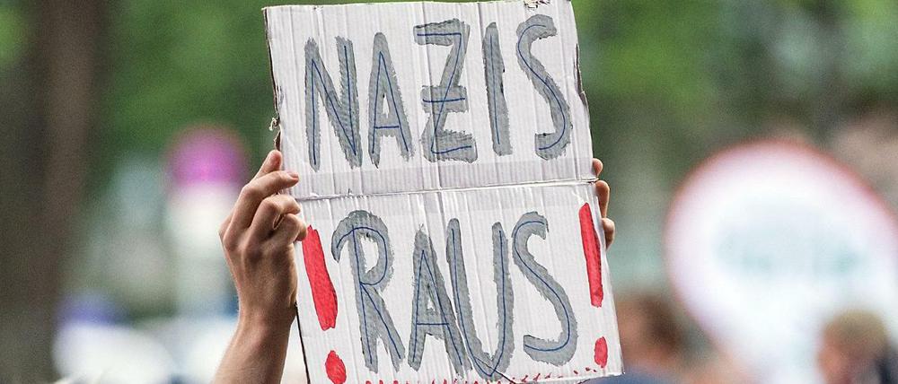 Der Angeklagte hatte Werbeplakate durch Anti-Nazi-Parolen ersetzt.