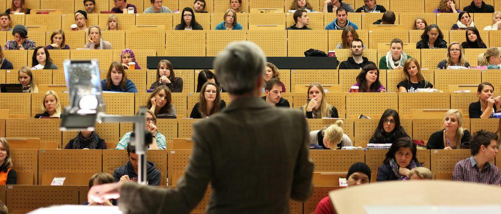 Wissenschaftler an deutschen Unis sind häufig nur befristet angestellt. Diese Praxis haben die Uni-Kanzler jetzt verteidigt. 