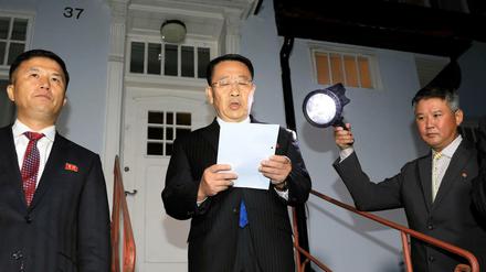 Kim Myong Gil (M), nordkoreanischer Unterhändler, liest eine Erklärung vor der nordkoreanischen Botschaft in Stockholm.