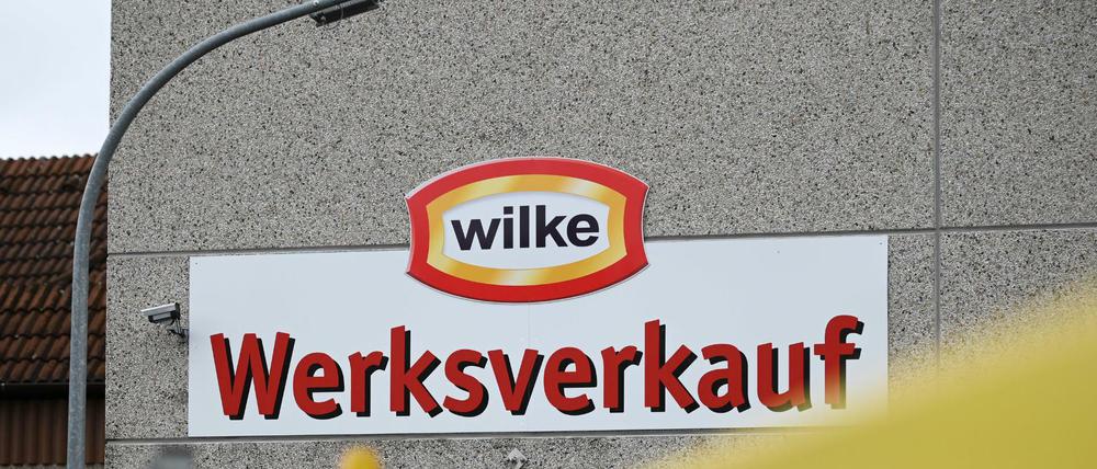 Die Werkszufahrt zum nordhessischen Wursthersteller Wilke. 