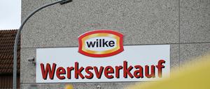 Die Werkszufahrt zum nordhessischen Wursthersteller Wilke. 
