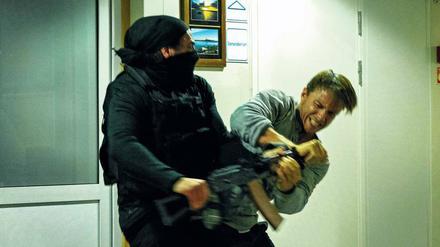 Gibst du jetzt das Ding her! Nachdem es Philip Nørgaard (Johannes Lassen) mit gutem Zureden nicht geschafft hat, muss er dem Entführer von June al-Baquee die Waffe mit Gewalt entreißen.