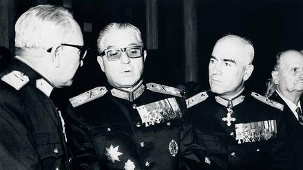  Grigorios Spantidakis (Premierminister), Georges Zoitakis (Verteidigungsminister) und Stylianos Pattakos (Innenminister). 