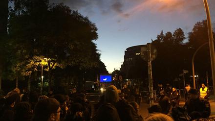 Gegendemonstranten und Polizei.