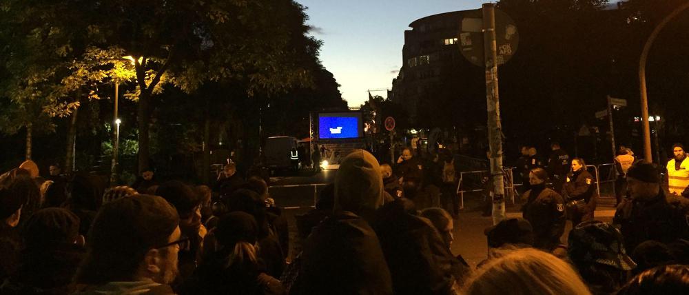 Gegendemonstranten und Polizei.