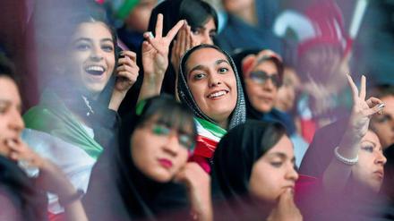 Endlich dabei. In anderen Sportarten, wie hier beim Volleyball, haben iranische Frauen schon Zulass. Für den Besuch von Fußballspielen wurden sie bisher bestraft. 