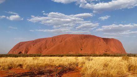 Australiens "Heiliger Berg", der Uluru (Ayers Rock). Der Berg darf vom 26. Oktober 2019 an nicht mehr von Touristen bestiegen werden. 