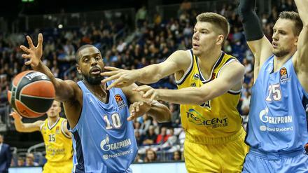 Kleine Revanche. Will Thomas (links) besiegte Alba im April mit Valencia im Finale des Eurocups. Am Freitag hatte er mit seinem neuen Klub Zenit St. Petersburg gegen die Berliner um Rokas Giedraitis keine Chance. 