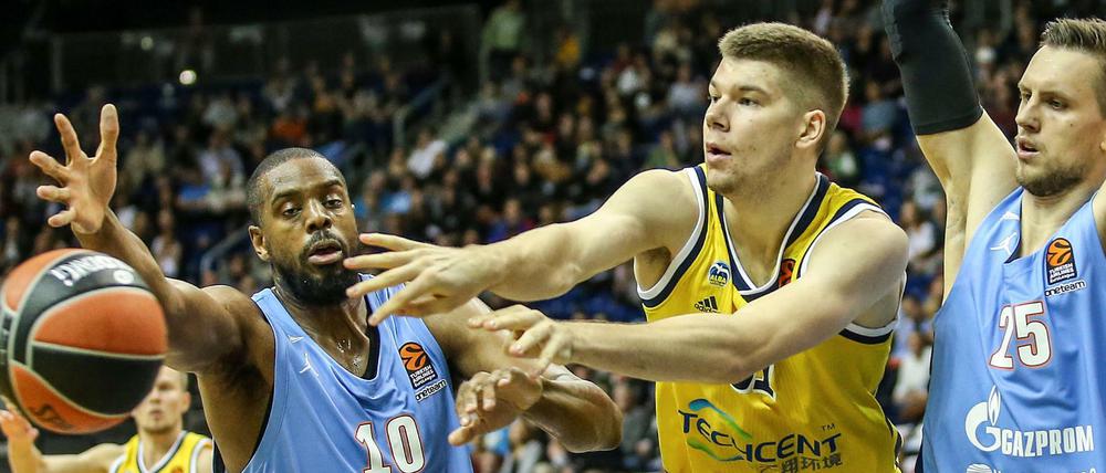 Kleine Revanche. Will Thomas (links) besiegte Alba im April mit Valencia im Finale des Eurocups. Am Freitag hatte er mit seinem neuen Klub Zenit St. Petersburg gegen die Berliner um Rokas Giedraitis keine Chance.