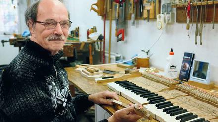 Auf Taste. Michael Masur ist Klavierbauer und lebt in Kaulsdorf.
