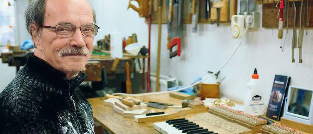 Auf Taste. Michael Masur ist Klavierbauer und lebt in Kaulsdorf.