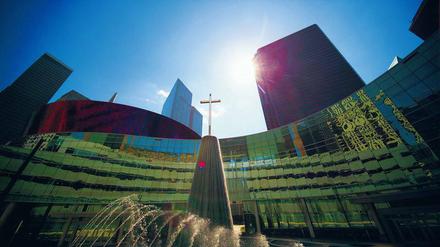Die First Baptist Church in Dallas. Hier predigt Robert Jeffress, der auf Fox News ein Millionenpublikum erreicht und Trump verteidigt.