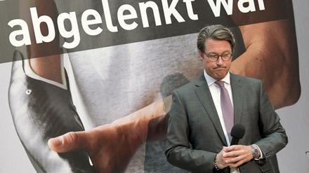 Andreas Scheuer (CSU), Bundesverkehrsminister, stellte am Dienstag die neuen Autobahn-Plakate der Verkehrssicherheitskampagne «Runter vom Gas» vor. 