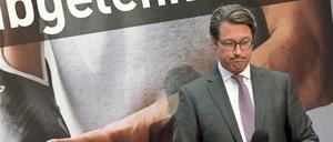 Andreas Scheuer (CSU), Bundesverkehrsminister, stellte am Dienstag die neuen Autobahn-Plakate der Verkehrssicherheitskampagne «Runter vom Gas» vor. 