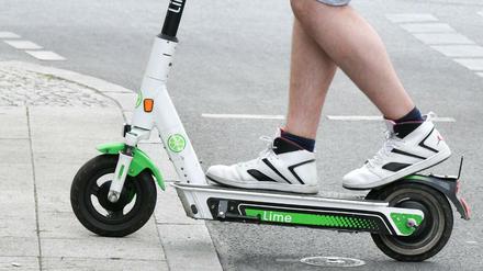 Ein E-SCooter-Fahrer hat sich eine Verfolgungsjagd mit der Polizei geliefert und entkam. 