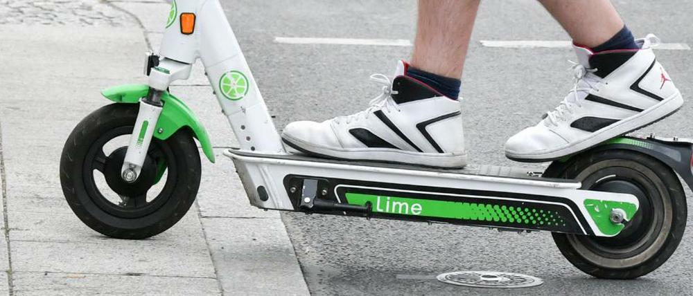 Ein E-SCooter-Fahrer hat sich eine Verfolgungsjagd mit der Polizei geliefert und entkam.