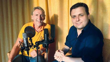 Das Podcast-Duo: Schul-Profi Helmut Hochschild (links) wird befragt vom Radiojournalisten und Moderator Leon Stebe.