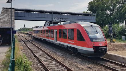 Bislang halten in Velten nur Regionalzüge. Auf dem Foto von Juni 2018 steht die triste Fußgängerbrücke noch. 