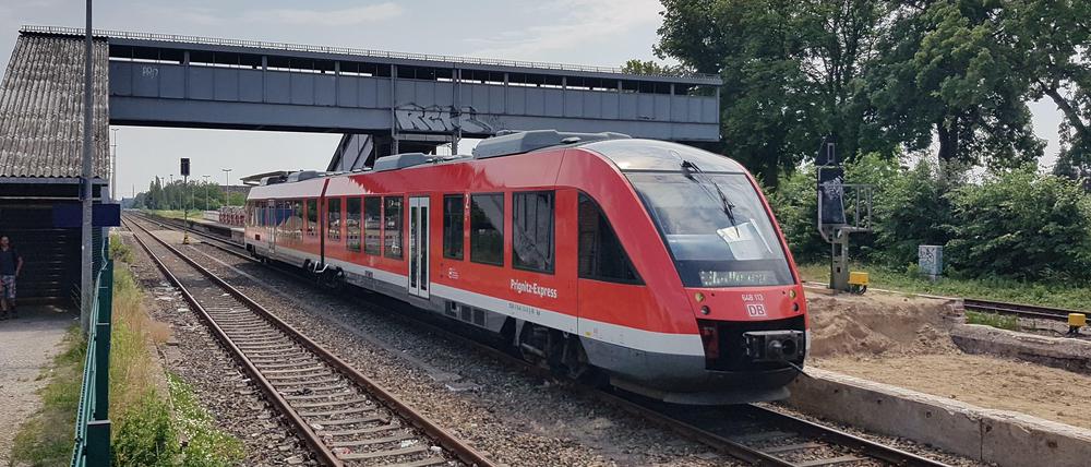 Bislang halten in Velten nur Regionalzüge. Auf dem Foto von Juni 2018 steht die triste Fußgängerbrücke noch.