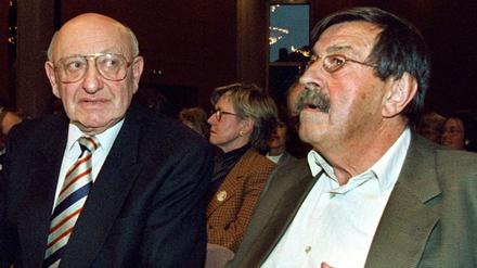 Der Schriftsteller Günter Grass (r) und der Literaturkritiker Marcel Reich-Ranicki 1995 im jüdischen Gemeindezentrum in Farnkfurt am Main, wo Grass aus seinem neuen Roman "Ein weites Feld" las, noch vor dem legendären "Spiegel"-Titel und dem MRR-Verriss.