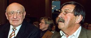 Der Schriftsteller Günter Grass (r) und der Literaturkritiker Marcel Reich-Ranicki 1995 im jüdischen Gemeindezentrum in Farnkfurt am Main, wo Grass aus seinem neuen Roman "Ein weites Feld" las, noch vor dem legendären "Spiegel"-Titel und dem MRR-Verriss.
