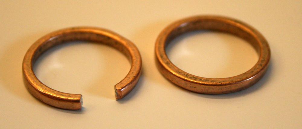 Die Zeit macht vor nichts Halt, auch der Liebe nicht. Zwei kaputte Eheringe.