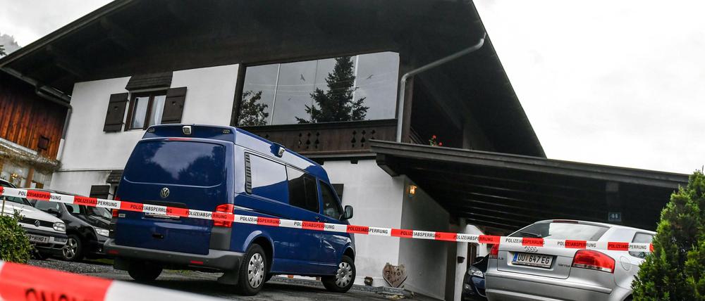 Tatort Kitzbühel: Die Polizei hat das Haus abgesperrt, in dem ein 25-Jähriger am Sonntag fünf Menschen erschoss.