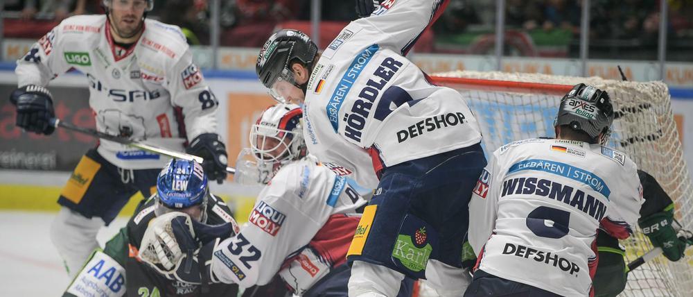 Die Eisbären wollen Augsburg am Sonntag möglichst weit weg vom Tor halten.