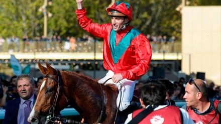 Gut gelaufen. Der französiche Jockey Pierre-Charles Boudot und Waldgeist nach dem gemeinsamen Triumph beim Rennen in Paris.