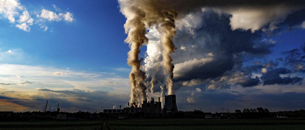 Das Braunkohle-Kraftwerk Niederaußem von der RWE Power.