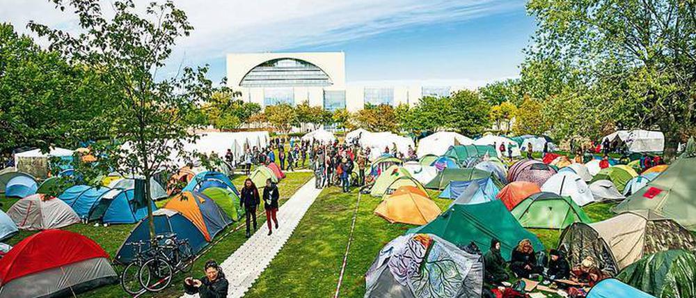 Im Klimacamp vor dem Kanzleramt bereiten sich die Aktivisten auf die Blockaden vor. 