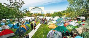 Im Klimacamp vor dem Kanzleramt bereiten sich die Aktivisten auf die Blockaden vor. 