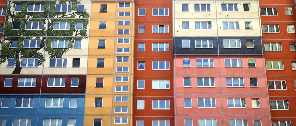 Farbig gestaltete Plattenbauten stehen an der Frankfurter Allee im Bezirk Friedrichshain.
