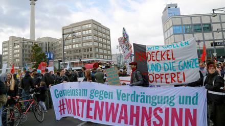 Tausende Menschen demonstrierten in Berlin-Mitte und Kreuzberg für einen vernünftigen Mietendeckel.