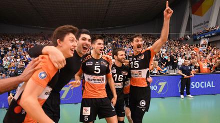 Berliner Feierbiester. Auch in dieser Saison wollen die Spieler der BR Volleys um ihren neuen Kapitän Moritz Reichert (Nummer fünf) wieder ausgiebig jubeln.