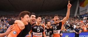 Berliner Feierbiester. Auch in dieser Saison wollen die Spieler der BR Volleys um ihren neuen Kapitän Moritz Reichert (Nummer fünf) wieder ausgiebig jubeln.
