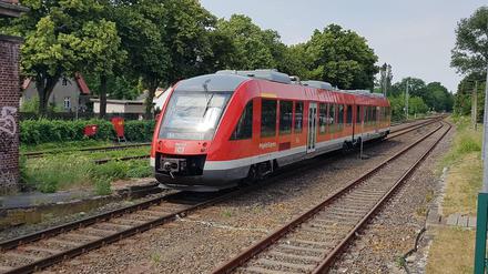 Ein Dieseltriebwagen der Linie RE6 auf der Fahrt von Velten nach Kremmen