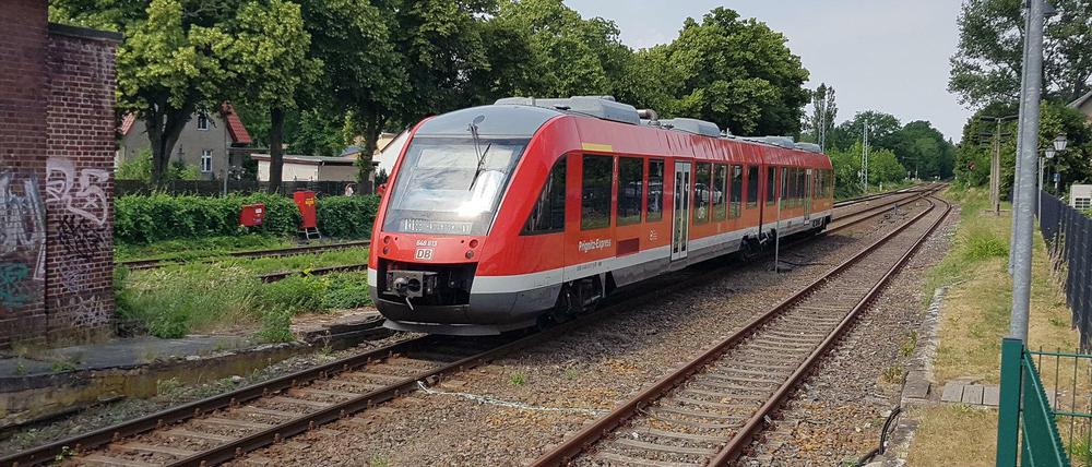 Ein Dieseltriebwagen der Linie RE6 auf der Fahrt von Velten nach Kremmen