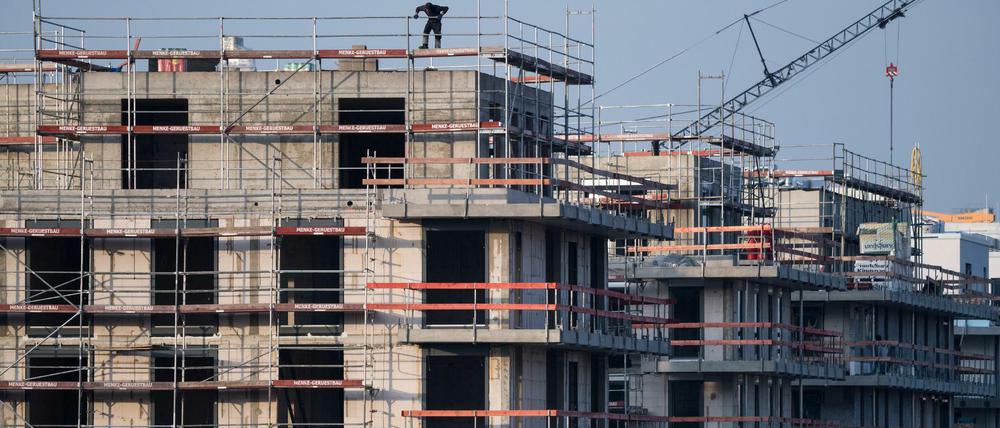 Ein Baugerüst steht an einem Rohbau für Neubau-Wohnungen in Schöneberg. 
