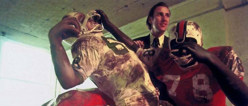 Atelierbesuch in New York. Rudolf Zwirner mit Duane Hansons Skulpturengruppe „Footballers“, 1969.