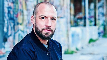 Moritz Harms präsentiert auf n-tv die Doku-Reihe „Wir sind Geschichte“.