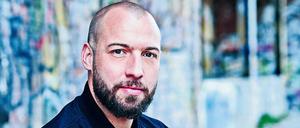 Moritz Harms präsentiert auf n-tv die Doku-Reihe „Wir sind Geschichte“.