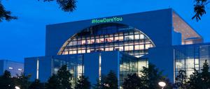 Greenpeace Aktivisten projizieren nach der Rede von Greta Thunberg, Ihr Statement "How dare you" an das Bundeskanzleramt.