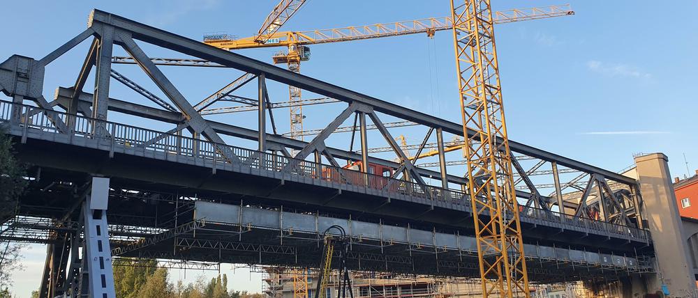 Die Gleise auf dieser Brücke zwischen Gleisdreieck und Kurfürstenstraße werden seit Montag saniert.