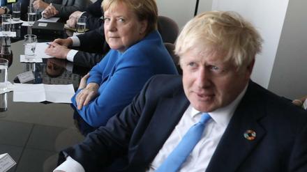 Von einander abgewandt: Boris Johnson und Angela Merkel.