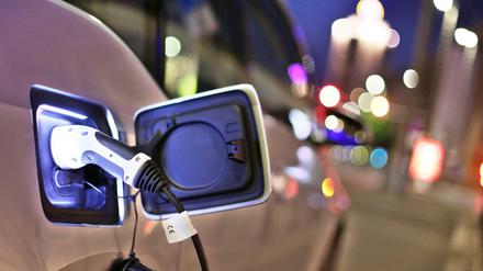 Auch E-Autos werden von Lithium-Ionen-Akkus angetrieben.