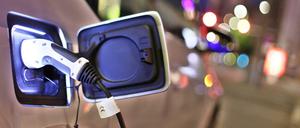 Auch E-Autos werden von Lithium-Ionen-Akkus angetrieben.