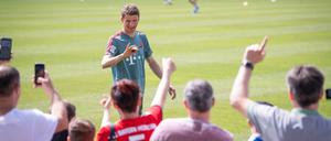 Augen zu und durch: Thomas Müller durchlebt bei Bayern München gerade keine einfache Phase.