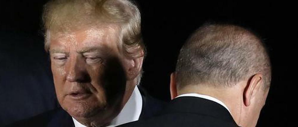 Wer setzt sich durch? US-Präsident Donald Trump hinter dem türkischen Staatschef Recep Tayyip Erdogan vor einigen Monaten.