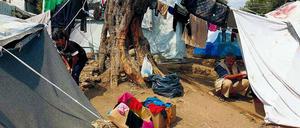Zuhause auf Pappen und Europaletten. 13 000 Menschen leben im Camp Moria auf Lesbos. Es ist für 3000 ausgerichtet.